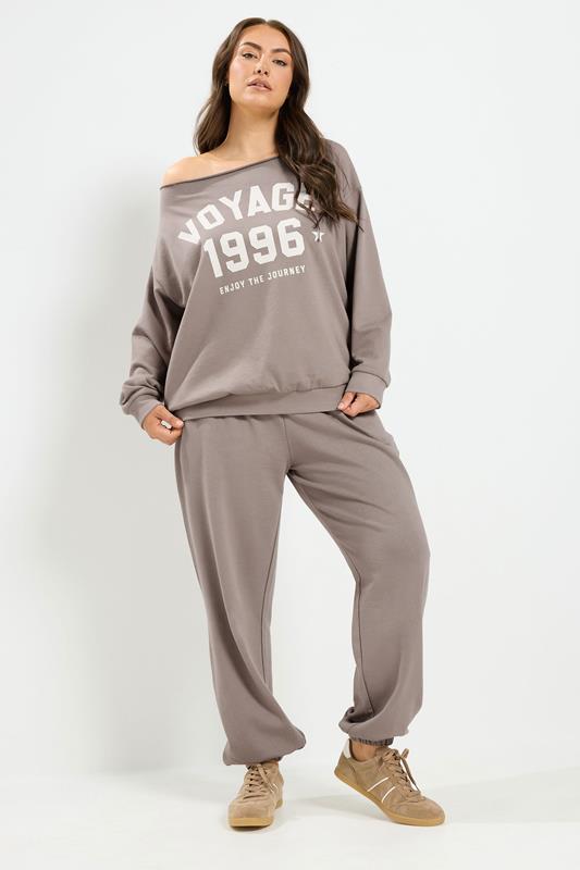  YOURS schulterfreies Sweatshirt und Jogginghose im Set in Braun „Voyage“