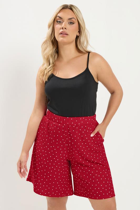  YOURS Curve rode shorts met stippen van kreukstof