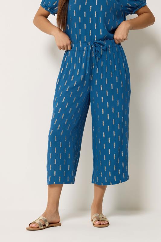  M&Co Petite Pantalones capri azul marino con diseño con brillo
