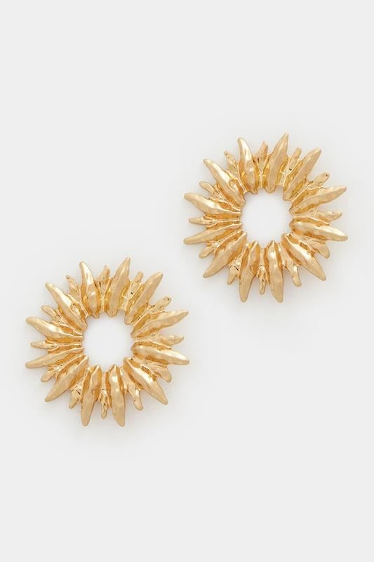  Pendientes llamativos de tachas en tono dorado
