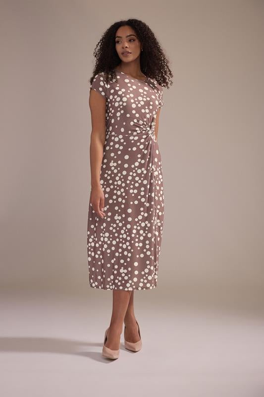  M&Co vestido midi marrón moca de lunares con torsión lateral