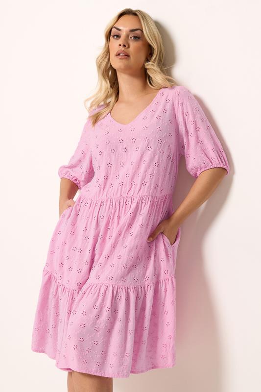 YOURS Gestuftes Kleid in Rosa mit Lochstickerei