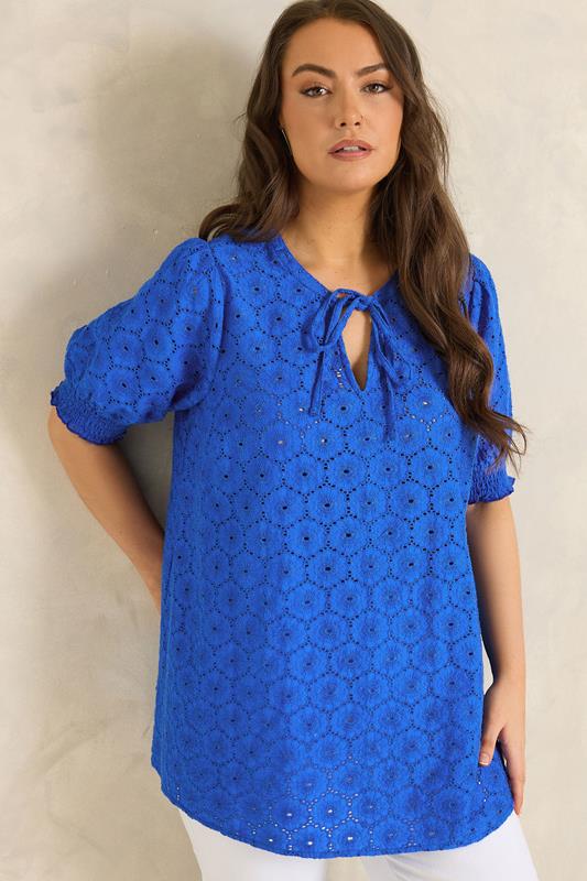  Evans Blouse bleue en broderie anglaise à fleurs avec lien à l'encolure
