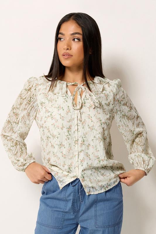  M&Co Petite Blouse volantée ivoire à fleurs avec lien à l'encolure