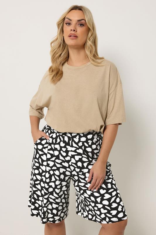  YOURS pantalones cortos negros con estampado de corazones
