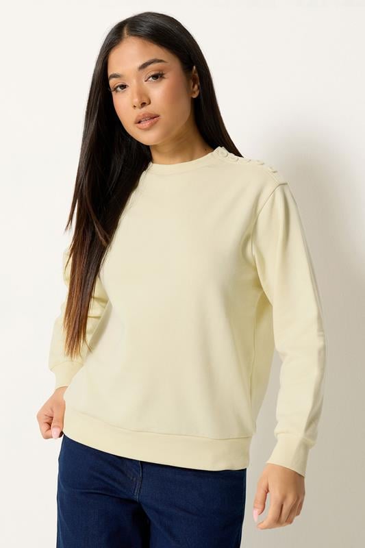  M&Co Petite sudadera amarilla con detalle de botones