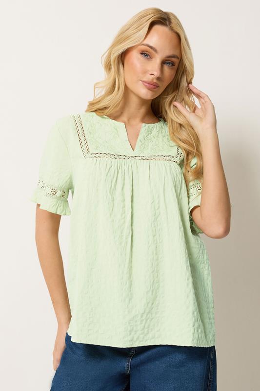  M&Co Top à volants en coton brodé vert pâle