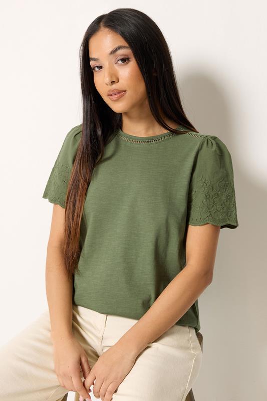  M&Co Petite Baumwoll-T-Shirt in Khakigrün mit Stickerei