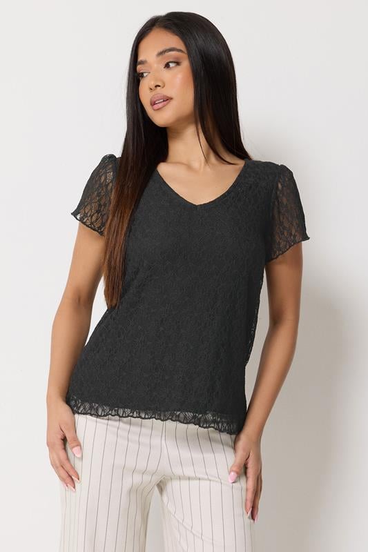  M&Co Petite top corto de manga corta con escote de pico y encaje negro