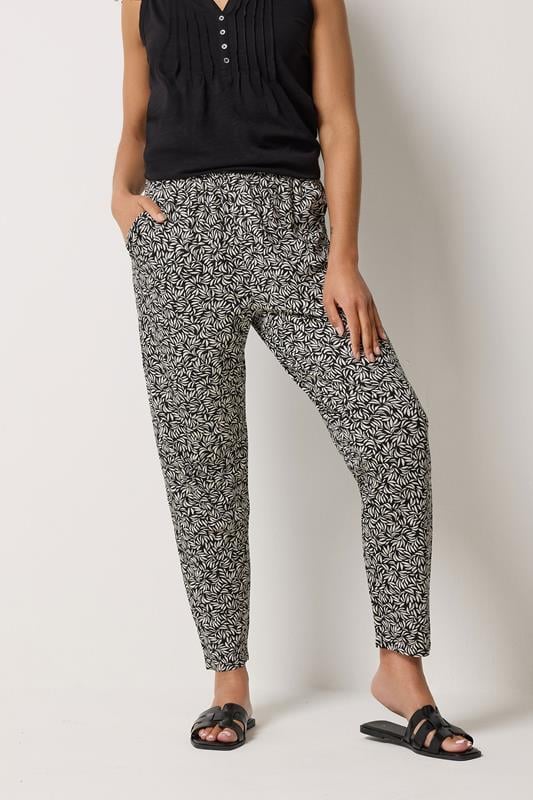  M&Co pantalones bombachos con estampado de hojas negras