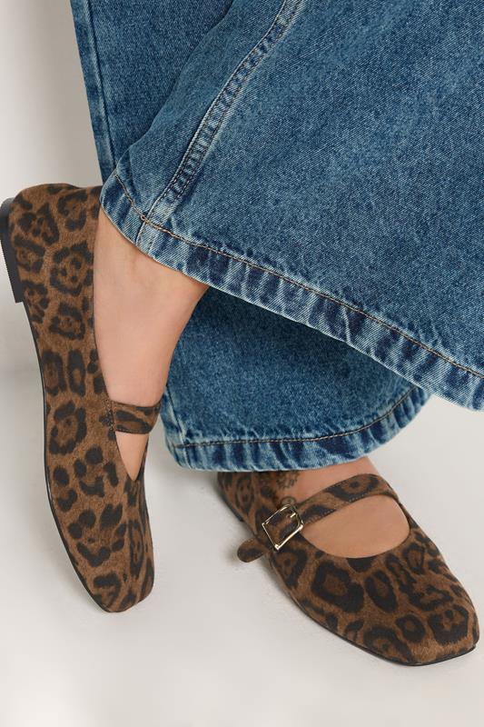  Bruine Mary Jane flats met luipaardprint en gespdetail in brede E-pasvorm
