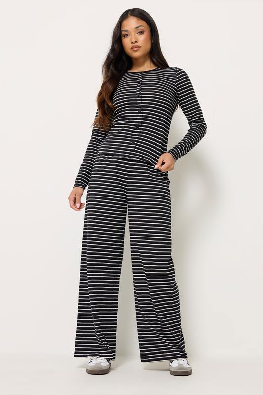  PixieGirl Petite Set aus Baumwoll-Cardigan mit Knöpfen in Schwarz mit Streifen und Hose mit weitem Bein