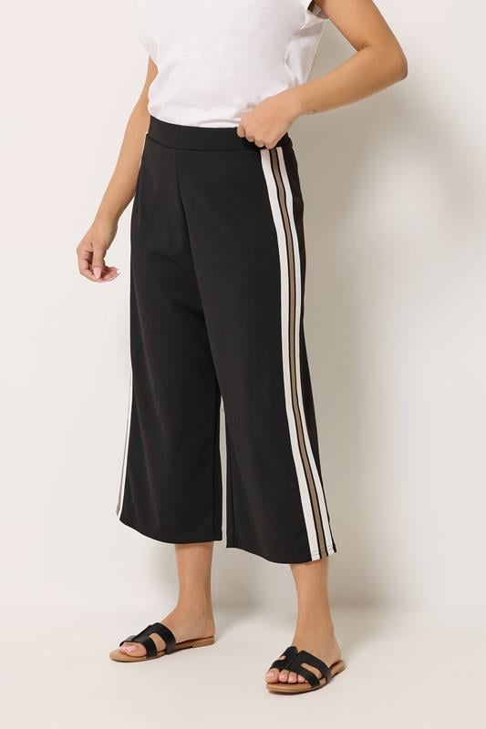  M&Co Petite pantalones capri negros con rayas laterales
