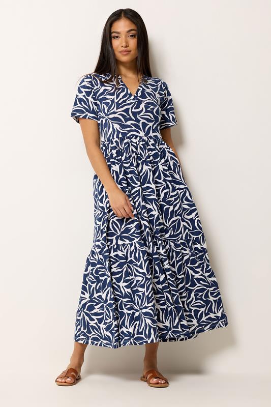  M&Co Petite – Gestuftes Maxikleid in Marineblau mit abstraktem Muster