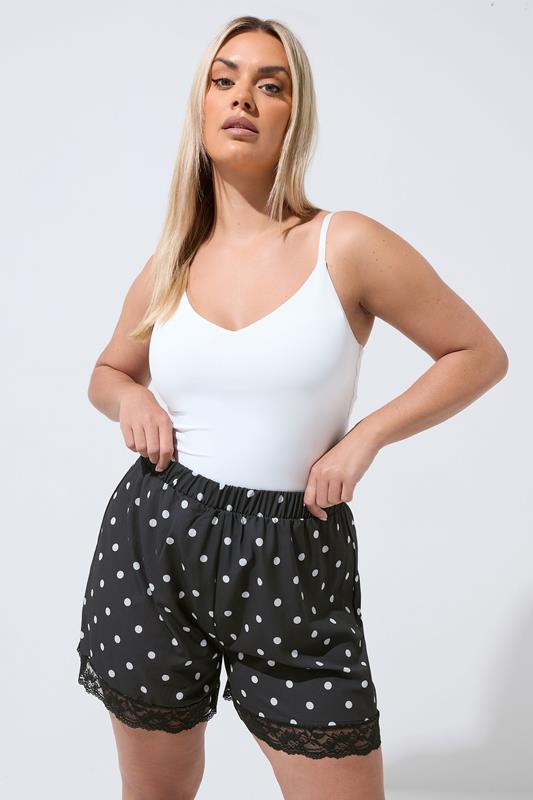  LIMITED COLLECTION – Gepunktete Shorts in Schwarz mit Spitzenbesatz