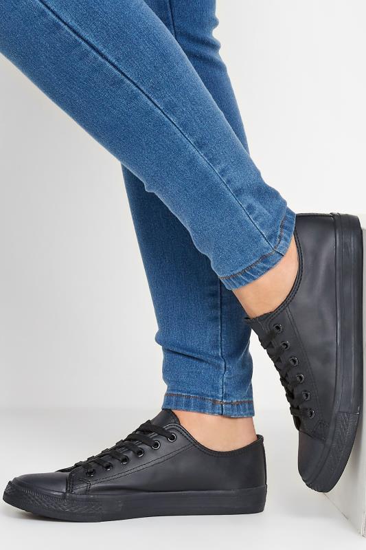  Grande Taille Black Low Lace Up Trainer In Wide E Fit