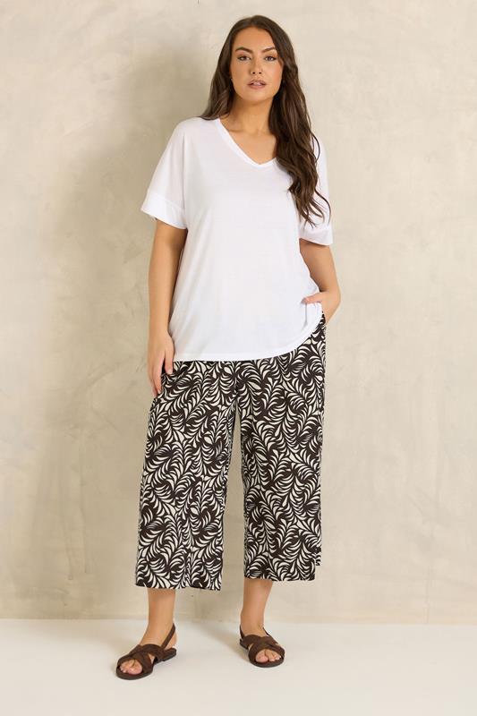 EVANS Plus Size Brown Leaf Print Linen Cropped Trousers | Evans 2