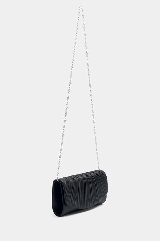  Bolso de mano negro con sobre fruncido 