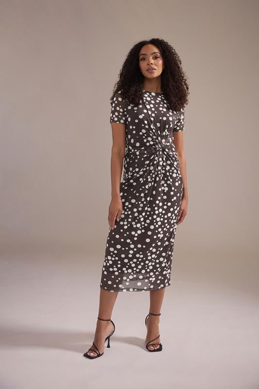  M&Co Robe longue marron à pois avec devant torsadé en maille