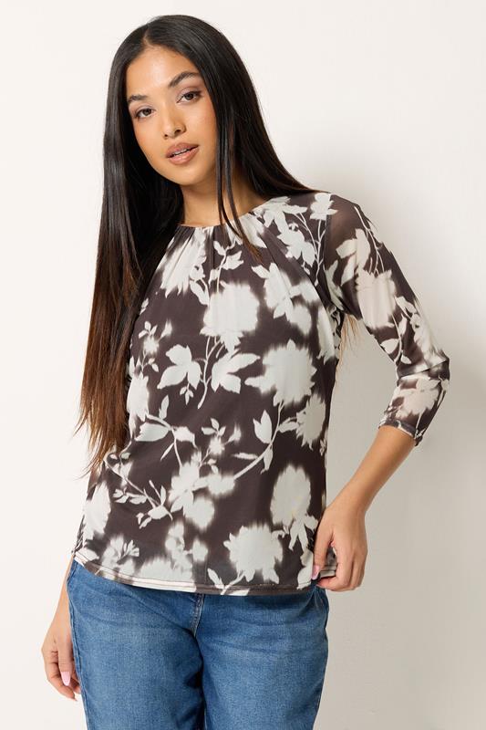  M&Co Petite top de malla con escote redondo y estampado floral marrón