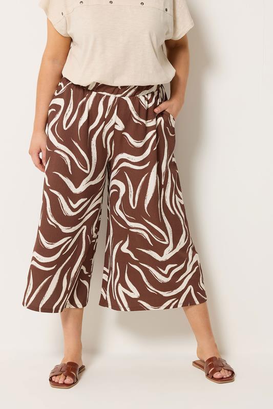  YOURS pantalones marrón con diseño abstracto cortos de pernera ancha