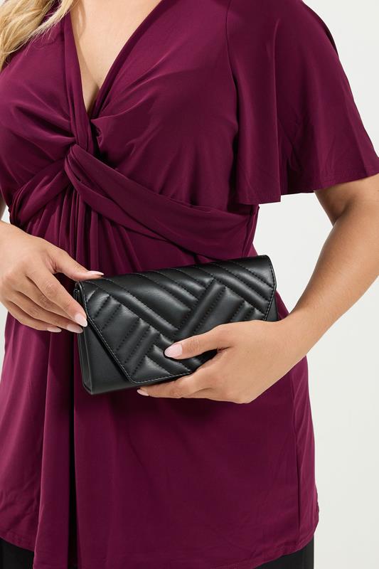  Bolso de mano negro con estampado de chevrón 