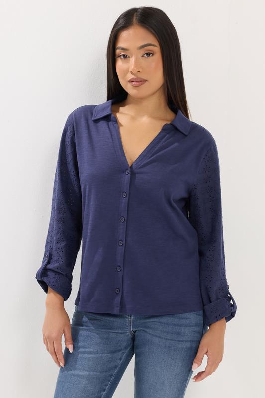  M&Co Petite – Baumwollhemd in Marineblau mit Lochstickerei am Ärmel