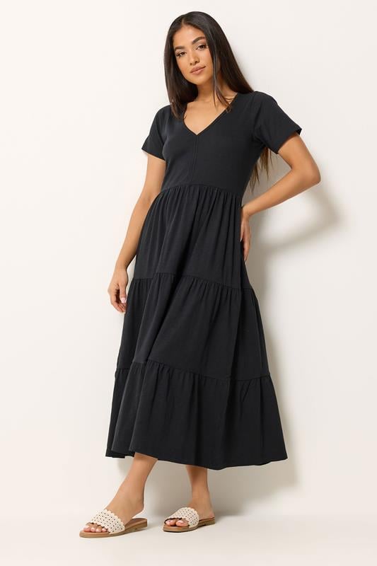  M&Co Petite vestido largo negro con escote en V y escalonado