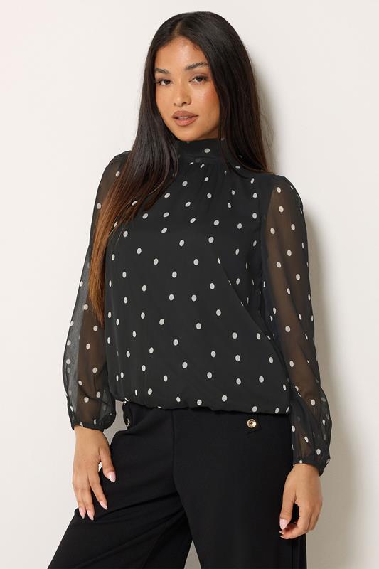  M&Co Petite blusa de gasa con cuello de corbata y estampado de lunares negro