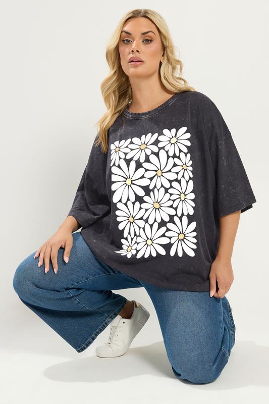  YOURS grijs acid wash boxy madeliefjesprint T-shirt