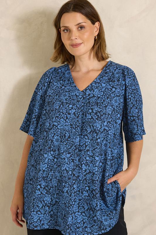 EVANS top azul marino con mangas de ángel y pliegue delantero con estampado floral