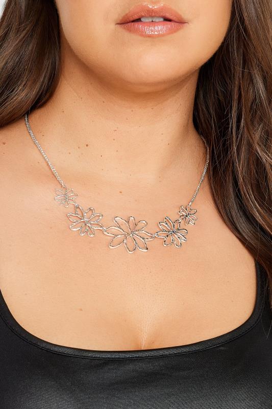 Grande Taille Silver Tone Flower Outline Statement Necklace