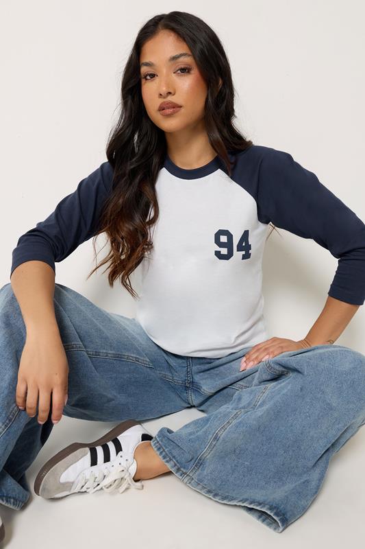  PixieGirl Petite camiseta raglán de algodón azul marino con el eslogan «94» 