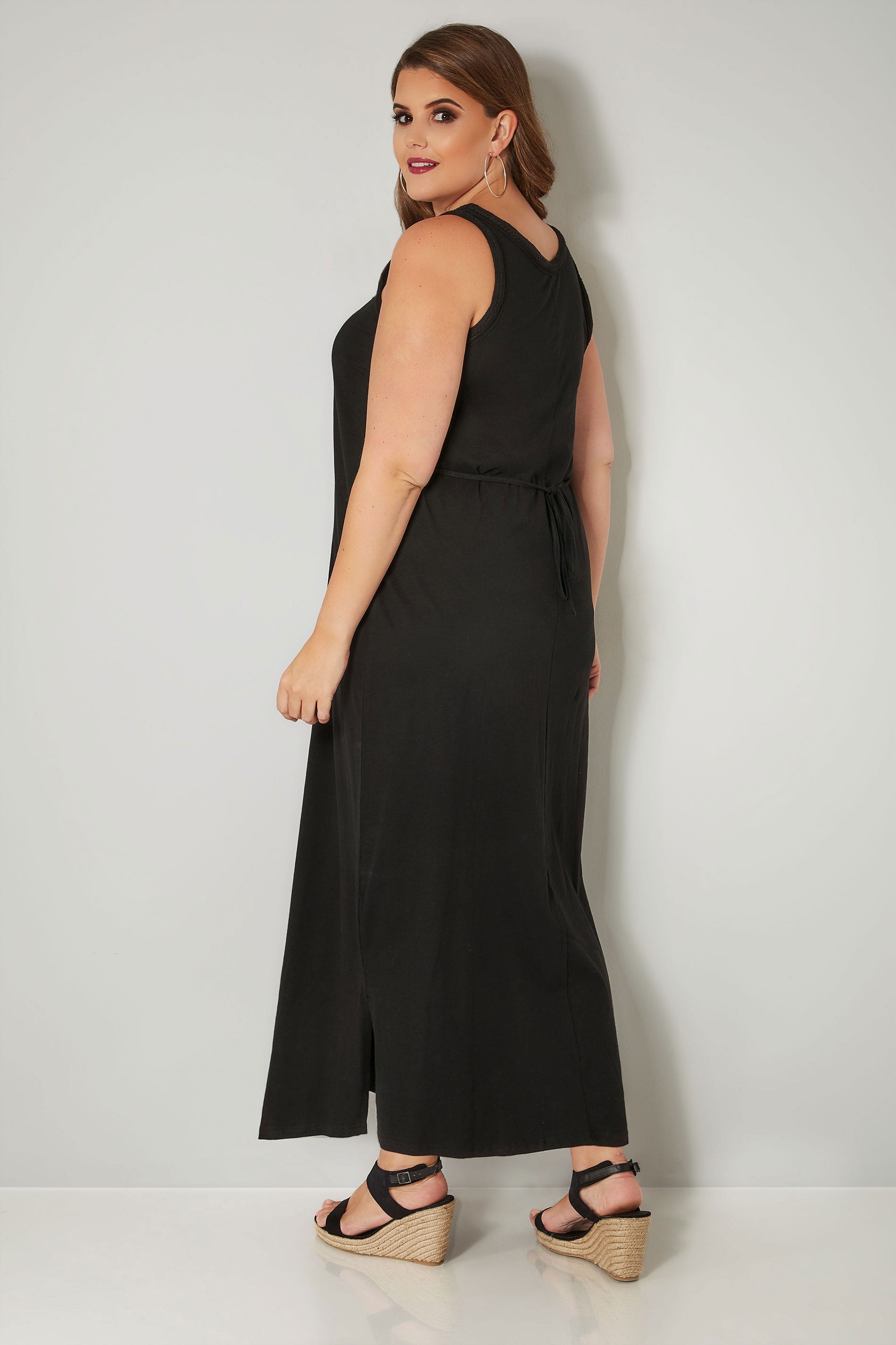 Zwarte maxi-jurk met gevlochten details, maten 44 - 64