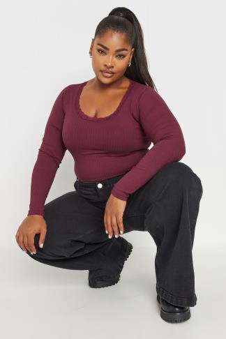 YOURS - Geribbelde body met kanten rand in bordeauxrood | Yours Clothing