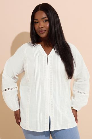 YOURS - Katoenen blouse met gehaakte rand en biezendetail in wit ...
