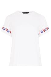 YOURS – T-Shirt in Weiß mit Hummer-Stickerei an den Ärmeln