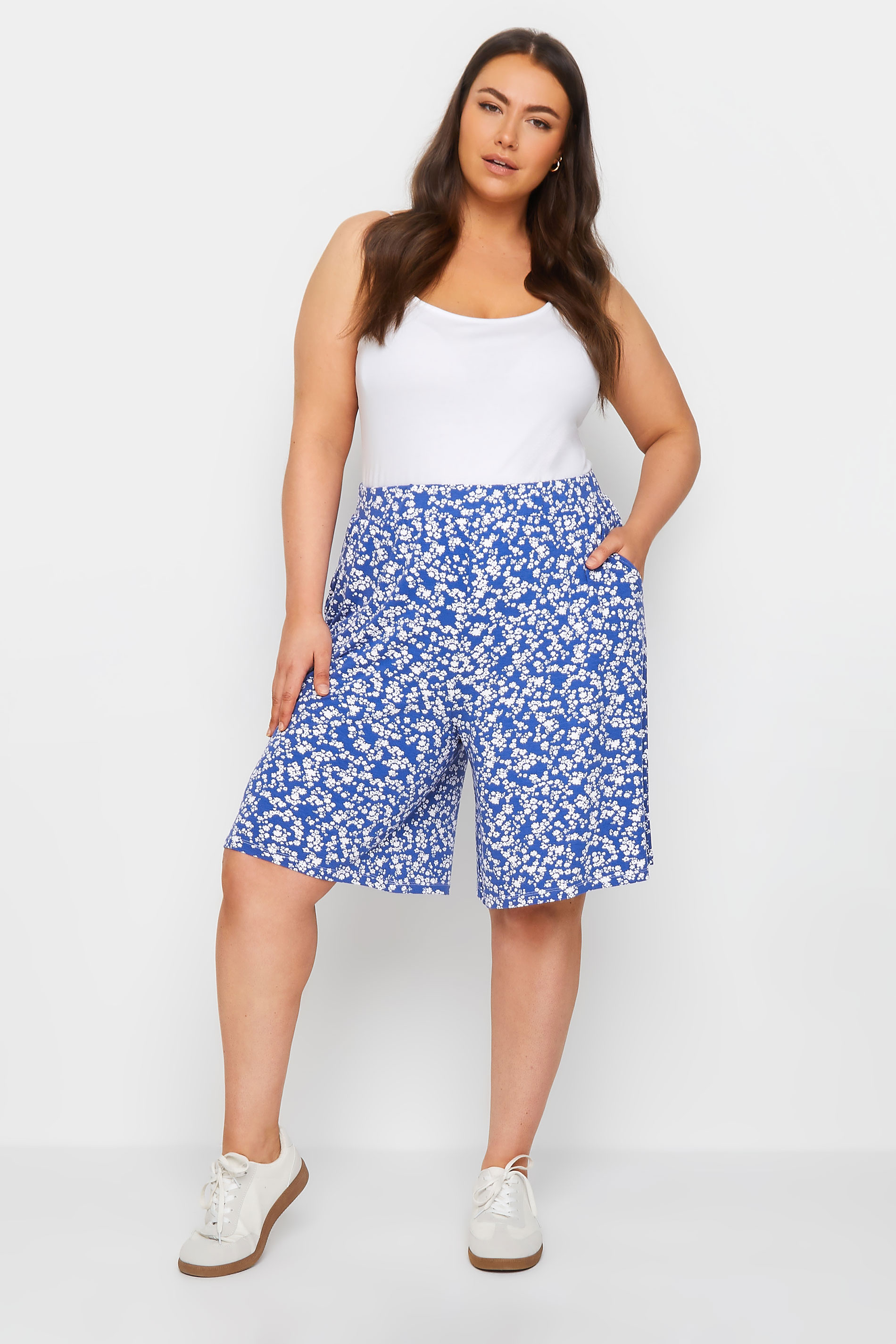 YOURS Plus Size Blue Ditsy Floral Print Pull On Shorts | Yours Clothing 2