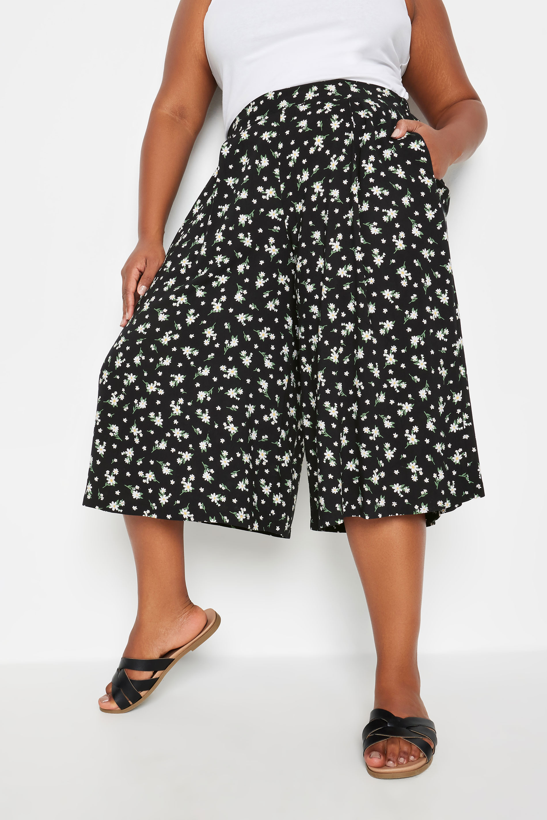 YOURS Plus Size Black Daisy Print Culottes | Yours Clothing 1