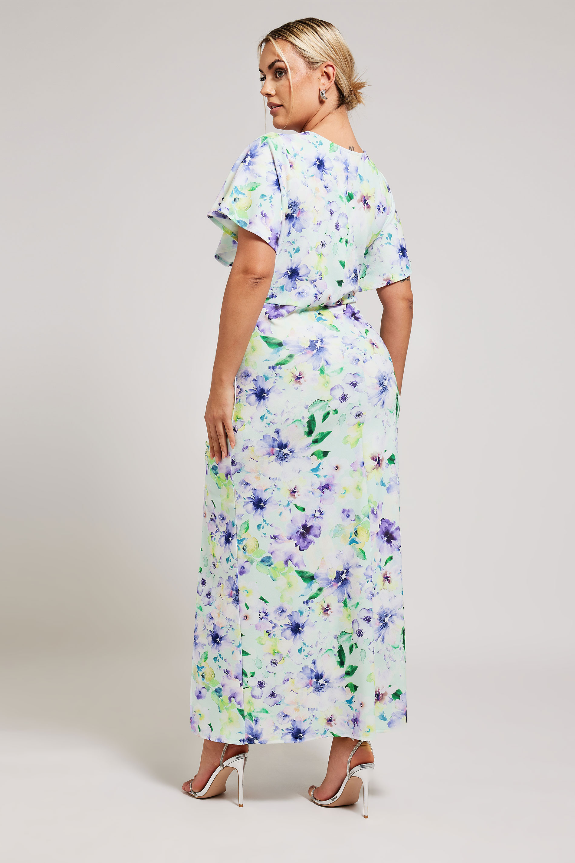 YOURS LONDON Plus Size Green Floral Print Gathered Dress | Yours Clothing 3