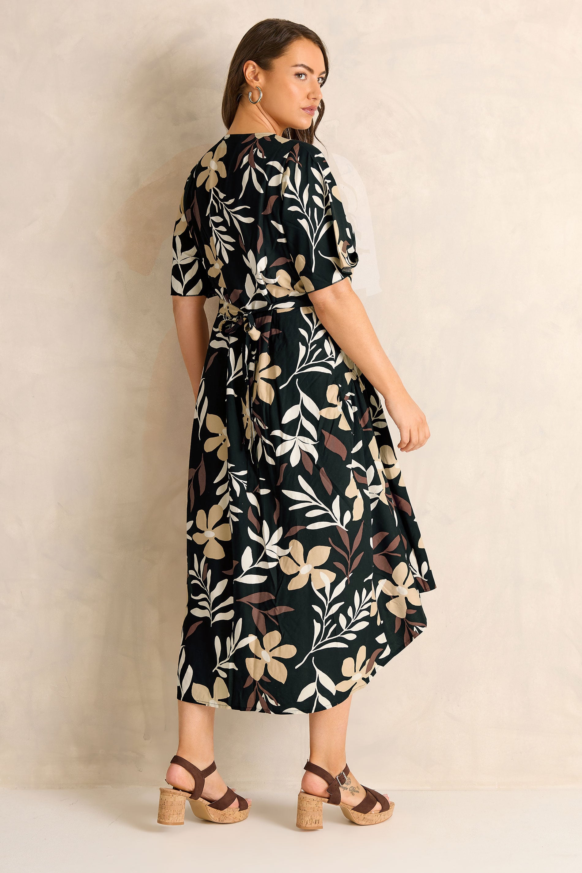 EVANS Plus Size Black Leaf Print Dipped Hem Dress | Evans 4