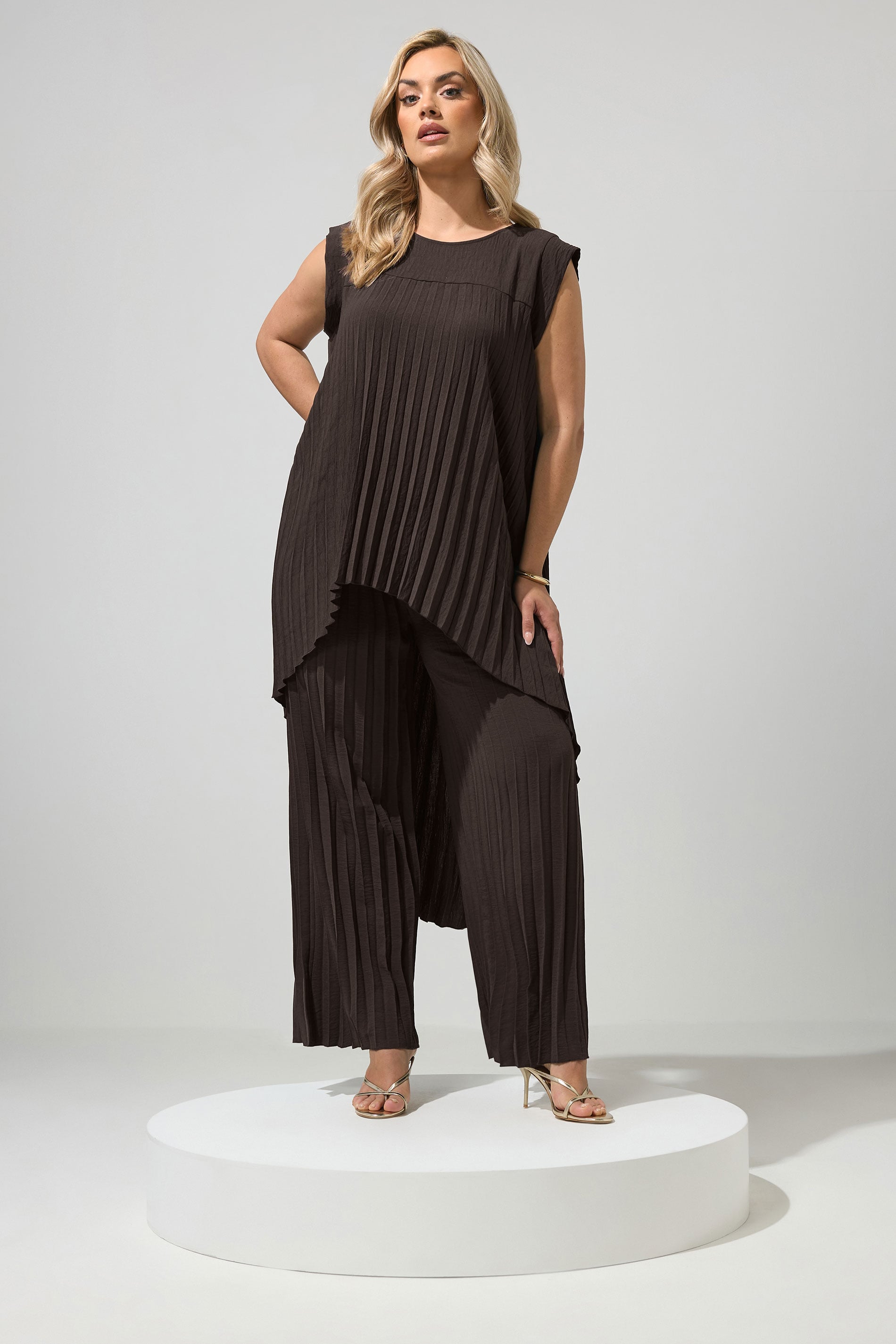 YOURS LONDON Plus Size Chocolate Brown Pleated Set | Yours Clothing 3