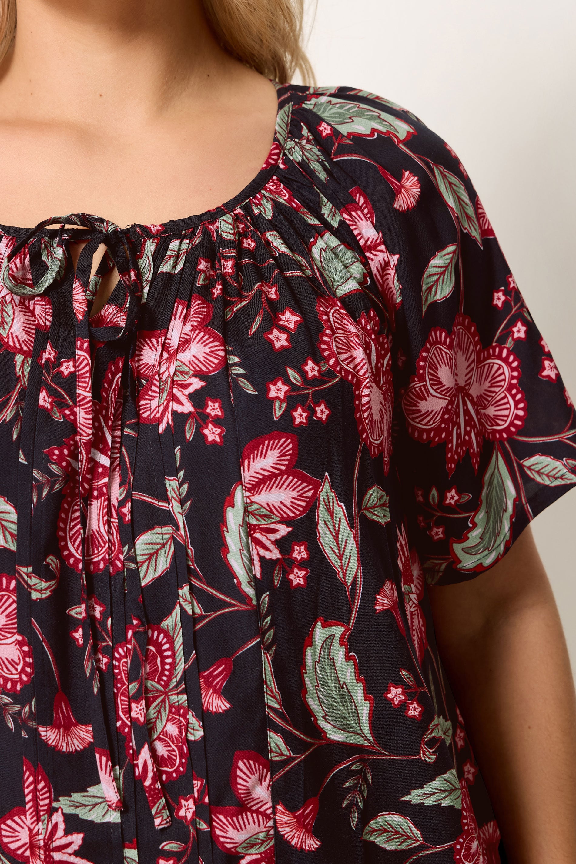 YOURS Plus Size Black Floral Pintuck Blouse | Yours Clothing 4