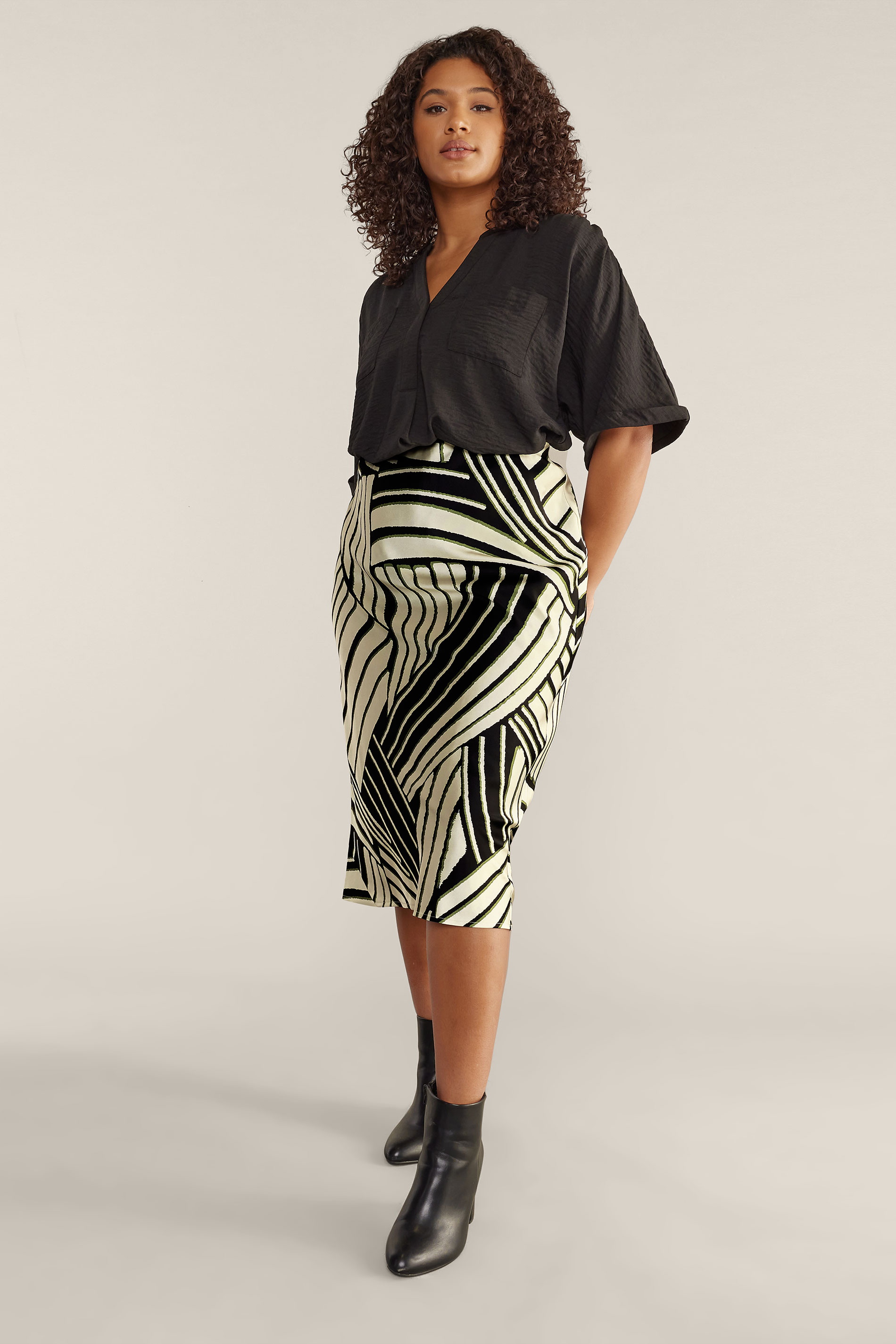 EVANS Plus Size Black & Ivory White Linear Print Midi Satin Skirt  2