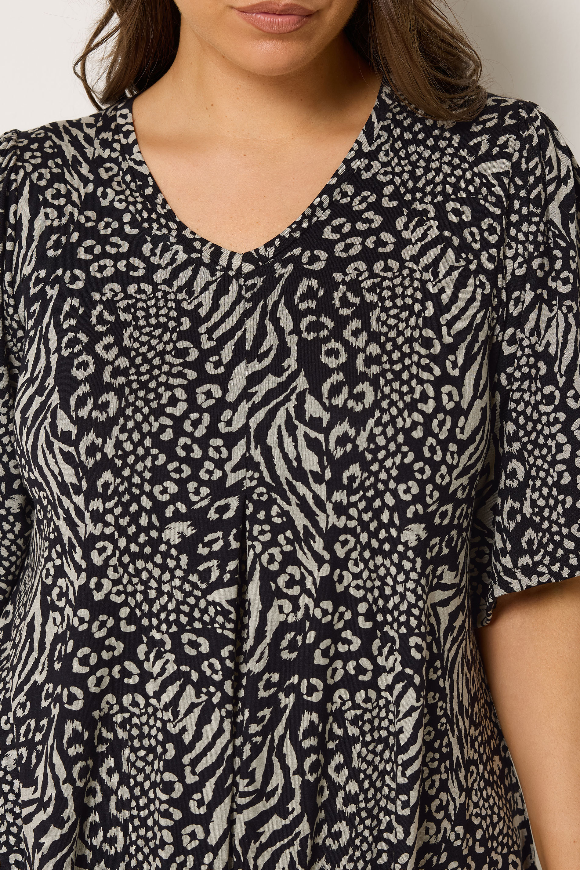 YOURS Plus Size Black Leopard Print Pleated Swing Top | Yours Clothing 4
