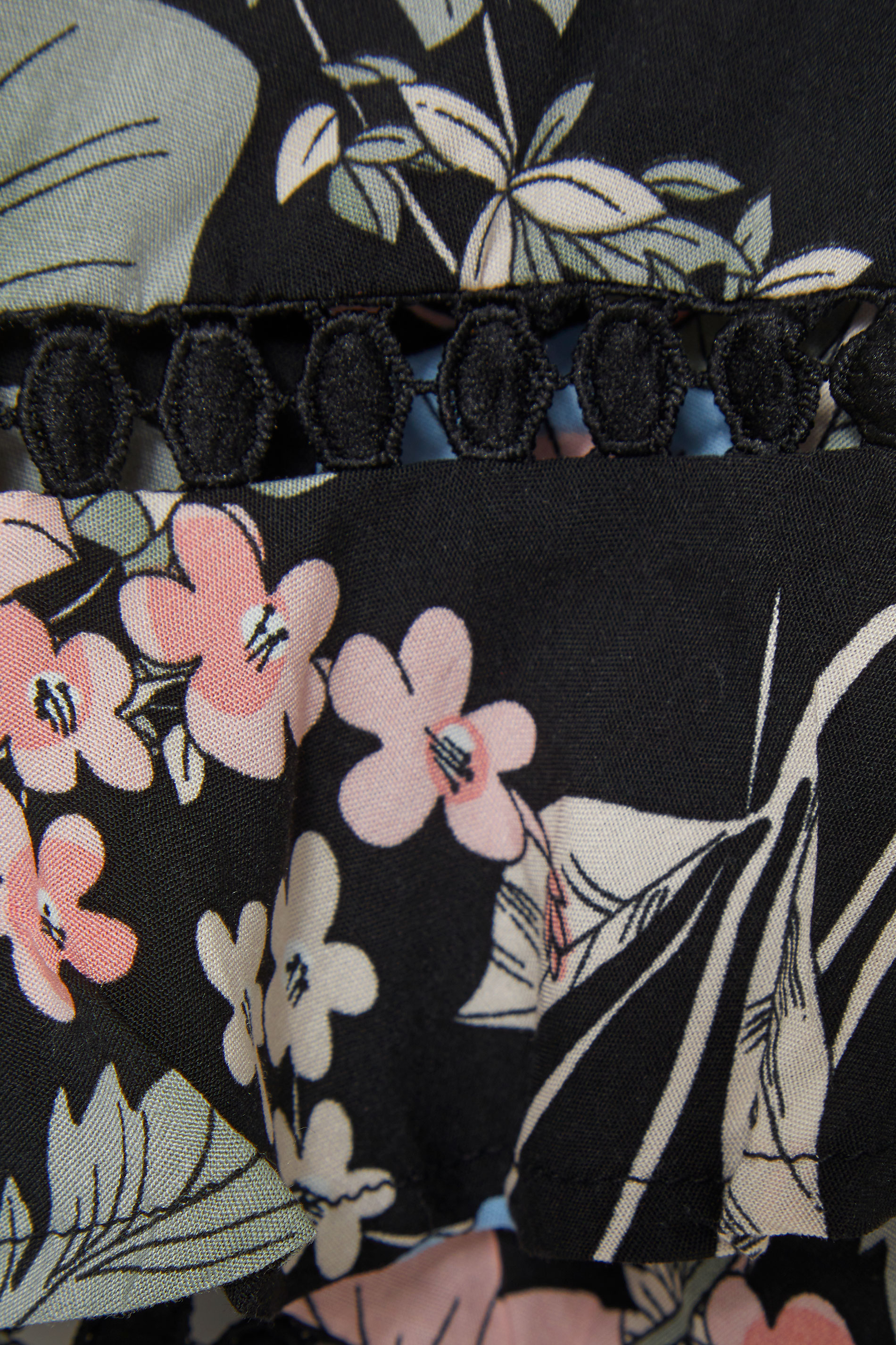 Grande taille  Tops Grande taille  Débardeurs & Caracos | Top Noir Multi-Floral Crochet Ourlet Asymétrique - UR69563