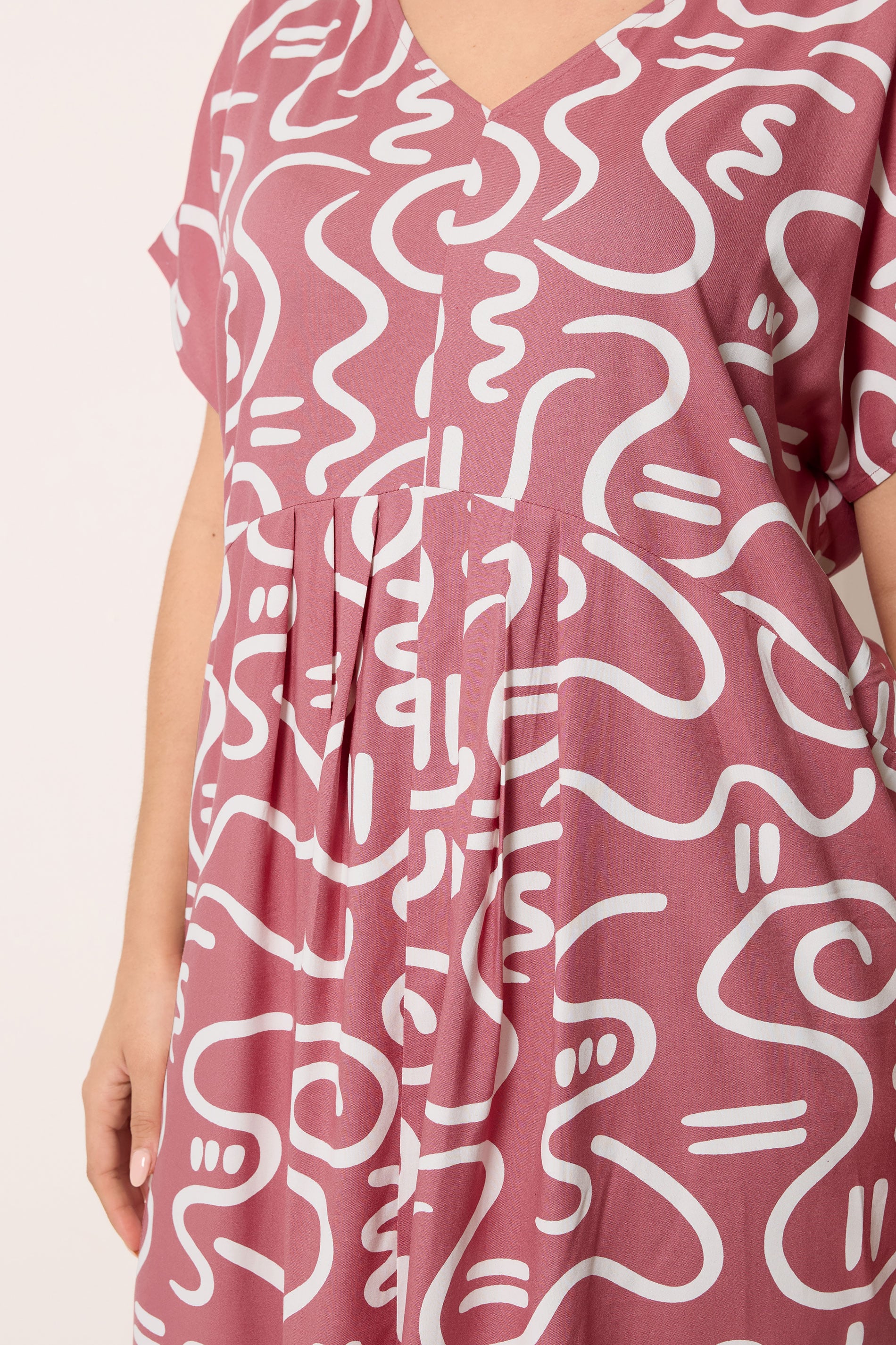 YOURS Plus Size Pink Abstract Print Pleat Front Midi Dress | Yours Clothing 4