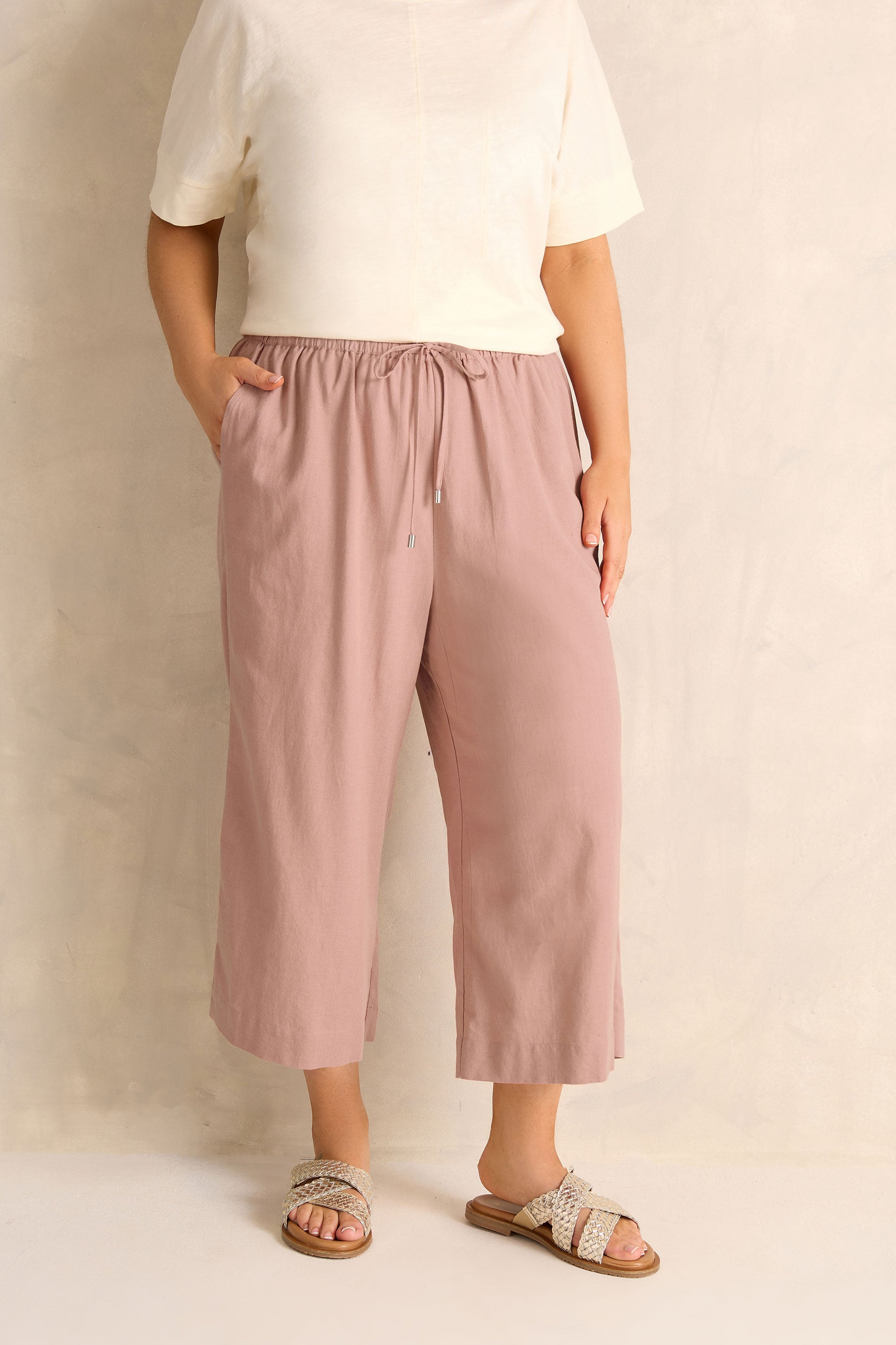 EVANS Plus Size Pink Linen Cropped Trousers | Evans 2