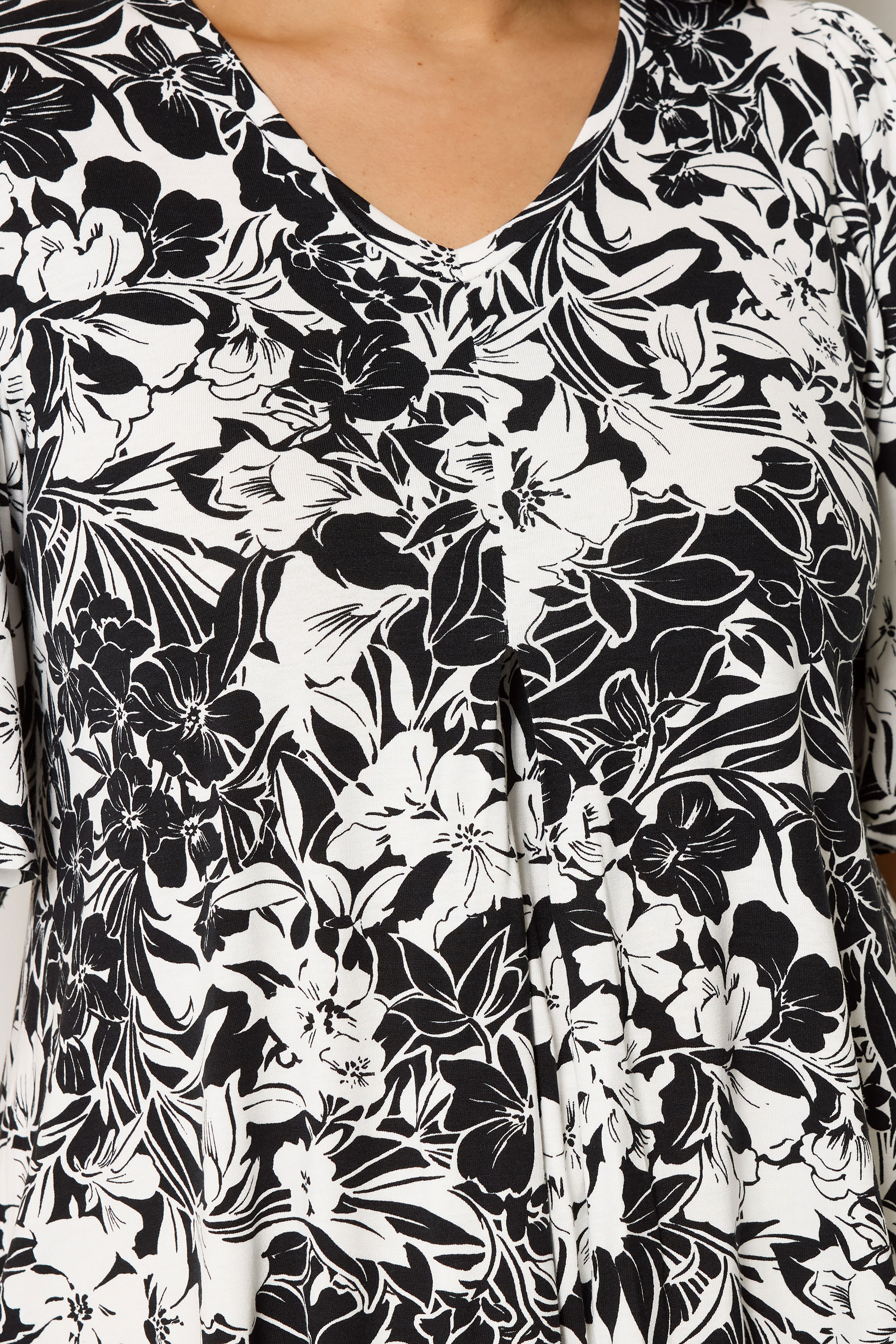 YOURS Plus Size Black & White Floral Pleated Swing Top | Yours Clothing 4