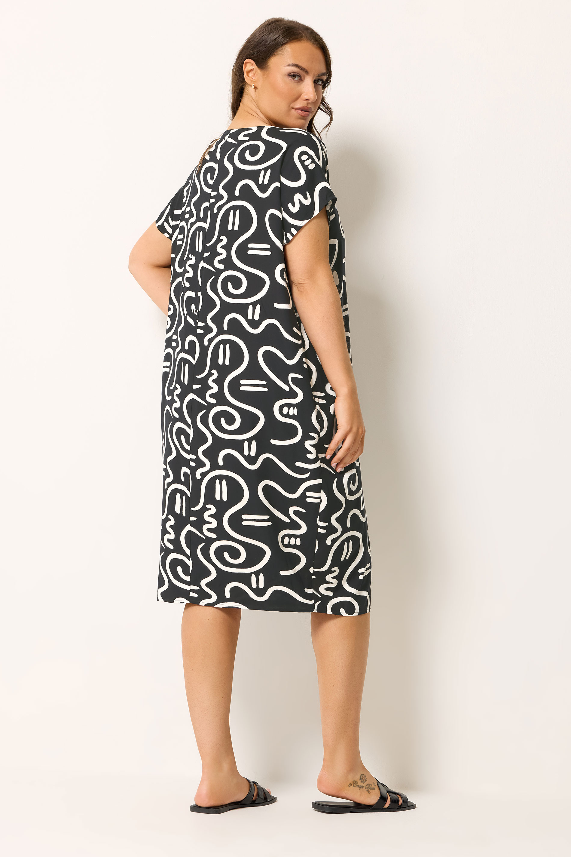 YOURS Plus Size Black Abstract Print Pleat Front Midi Dress | Yours Clothing 2